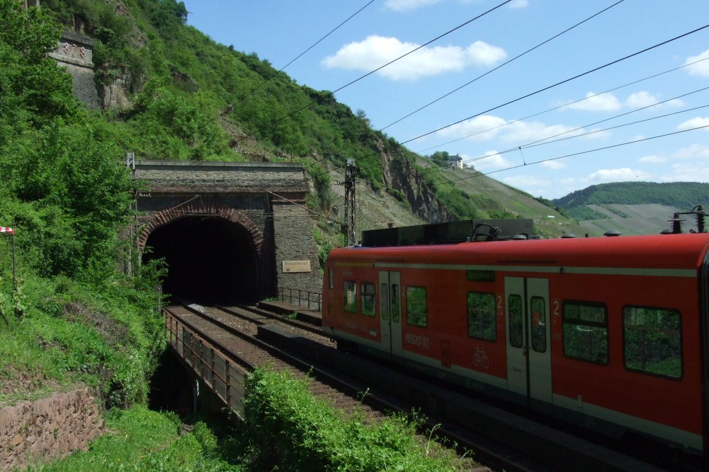 425 314  Illingen  als RB 12225 nach Koblenz berquert das Pndericher Hangviadukt, um gleich durch den Prinzenkopf-Tunnel nach Bullay zu gelangen. Dieser wurde, wie oben links zu sehen, 1878 fertiggestellt. Rechts im Hintergrund ist die Marienburg zu sehen. 
Bullay, der 13.5.2012