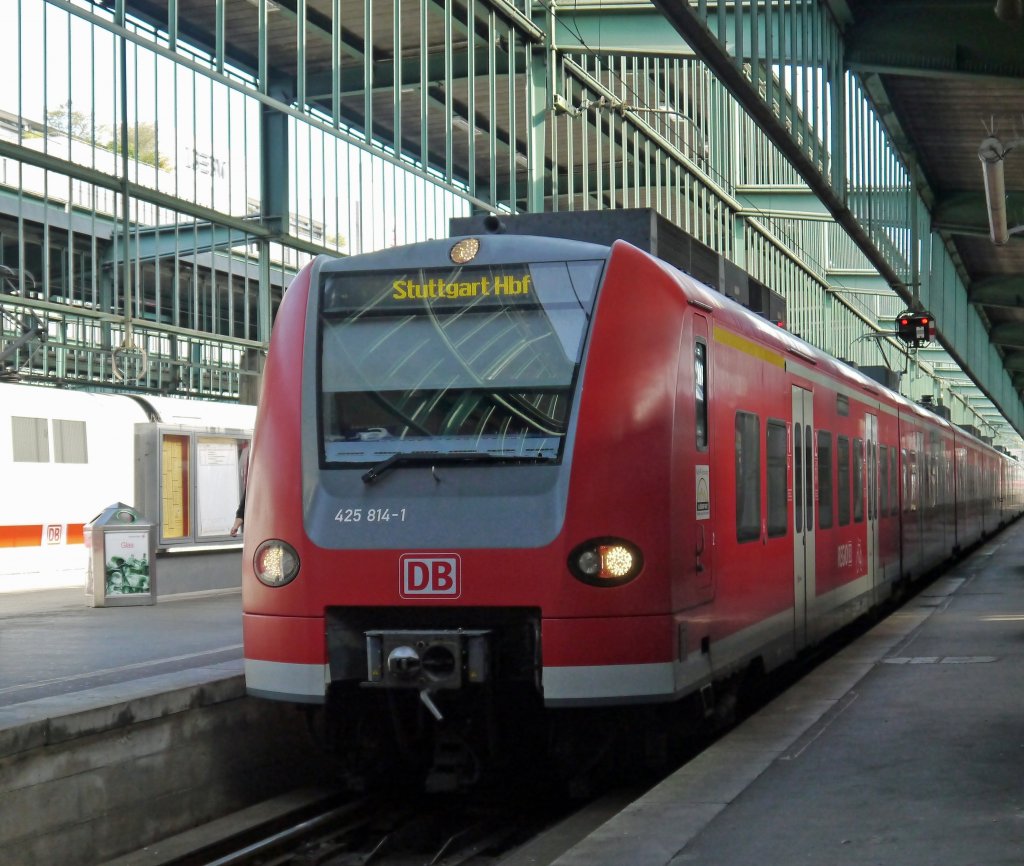 425 814-1 bei der Einfahrt in den Stuttgarter Kopfbahnhof. (26.09.12)