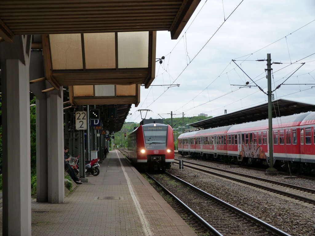 426 012 am 10.05.13 in Plochingen als RB nach Stuttgart.
Danke an den Tf, fr das Fernlicht! :)
Rechts steht die RB nach Geislingen (Steige)