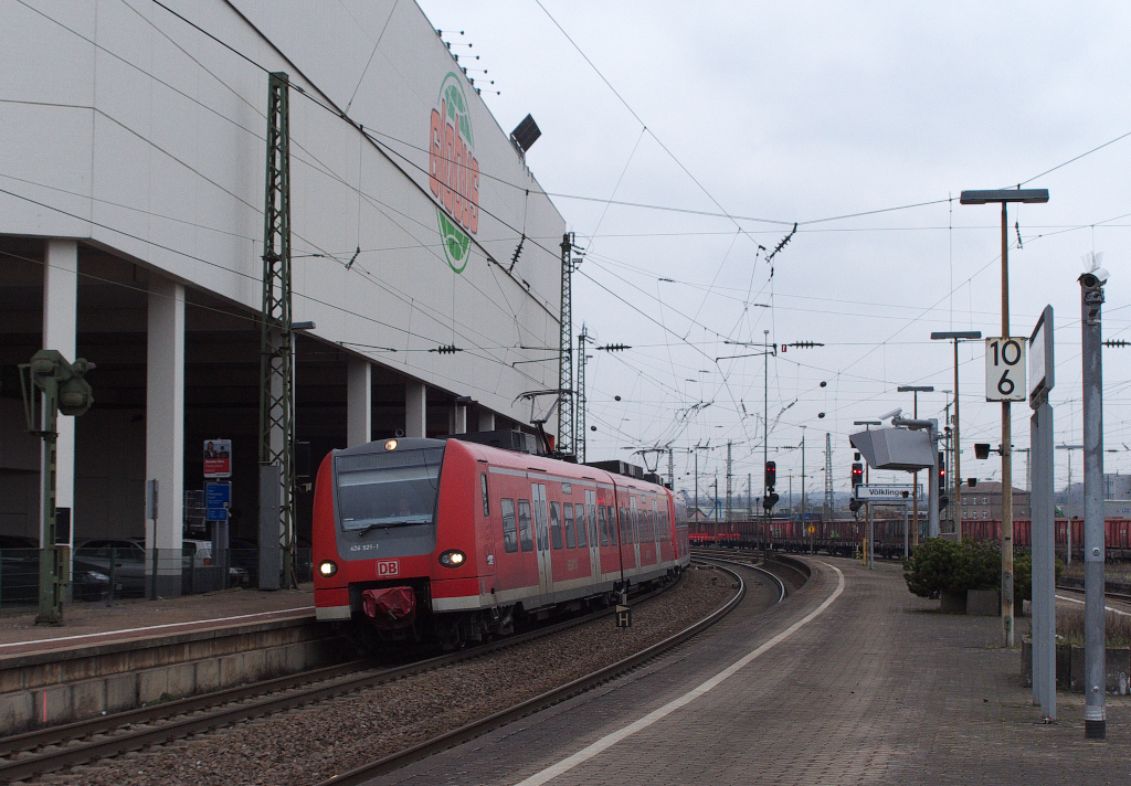 426 021 und ein weiterer 426er haben Einfahrt in den Bahnhof Vlklingen. Sie passieren das Globus Warenhaus, dort stand frher ein Gterschuppen fr die Stckgutabfertigung und die Bahnbusse nach Lebach und Saarbrcken ber Pttlingen fuhren dort ab. Das Bahngelnde in dieser Richtung ist weiter geschrumpft, weil Globus noch ein Parkhaus auf das Gelnde gebaut hat.

28.02.2013