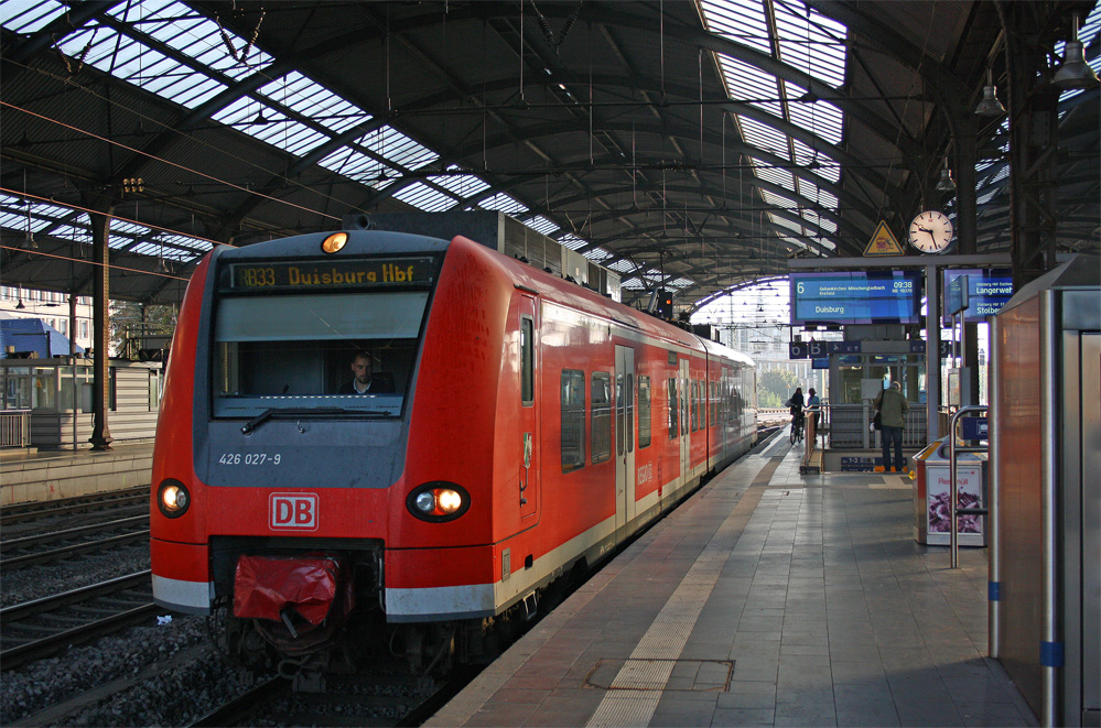 426 027-9 steht als RB10370 nach Duisburg in Aachen Hbf bereit gestellt. 3.10.11

Eigentlich ist diese Linie planmig mit Fahrzeugen der Baureihe ET425 befahren, an diesem Tag kam es aber wegen Triebfahrzeugmangel zu diesem abweichenden Fahrzeugeinsatz.