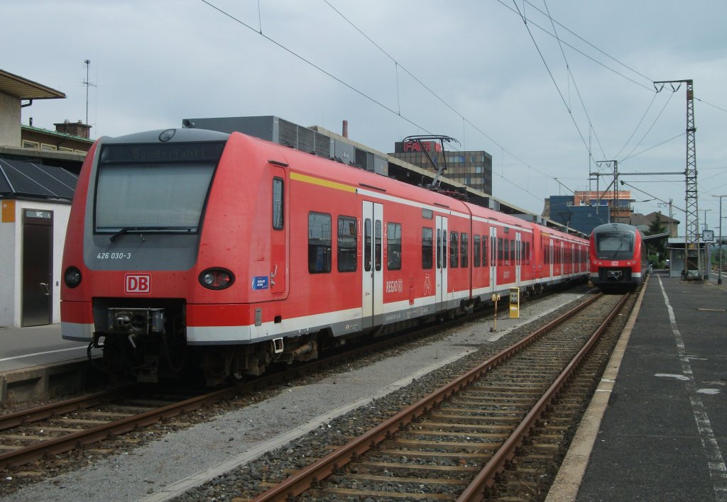 426 030 und 425 047 stehen am 03.August 2013 abgestellt in Schweinfurt Hbf.