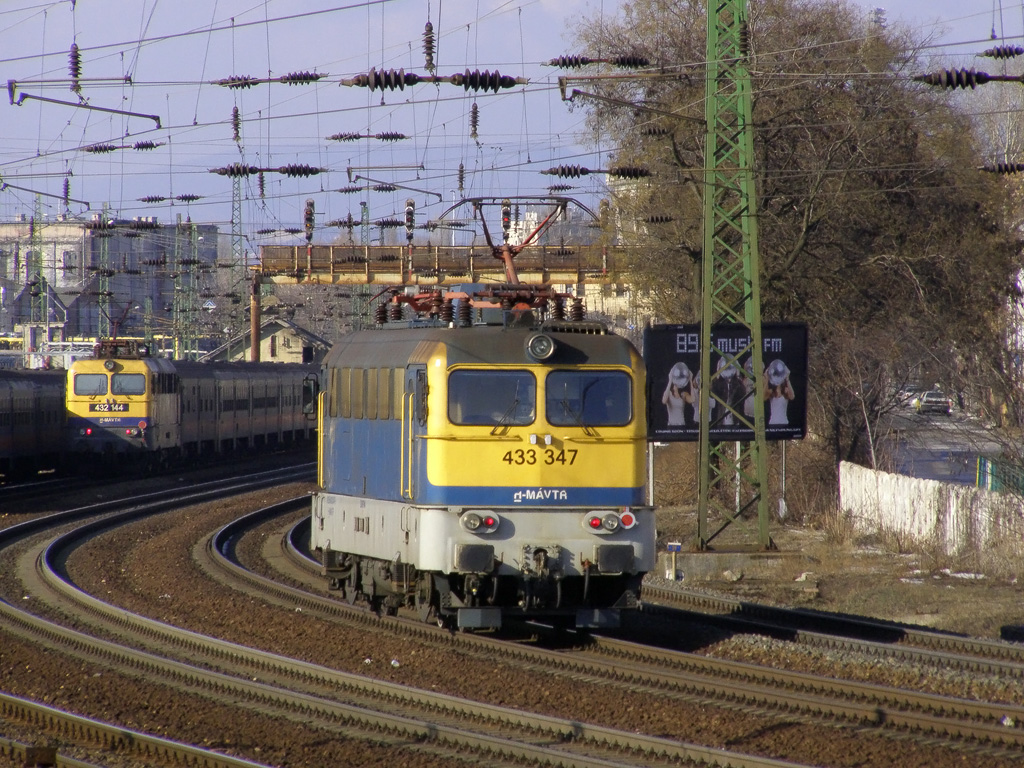 433 347 (V43-3347) bei der Einfahrt in den Bahnhof Budapest Keleti - 18.02.2012