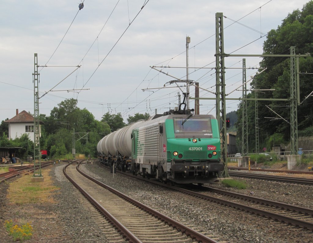 437 001 von Akiem zieht am 23. Juli 2013 einen Kesselwagenzug durch Kronach.