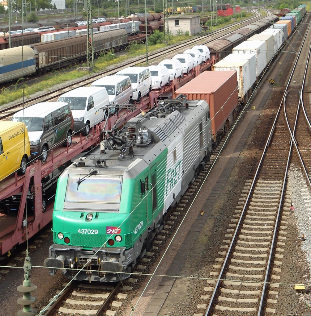 437 029 der SNCF mit einem langen Containerzug im Mannheimer Rangierbahnhof. (07.09.11)