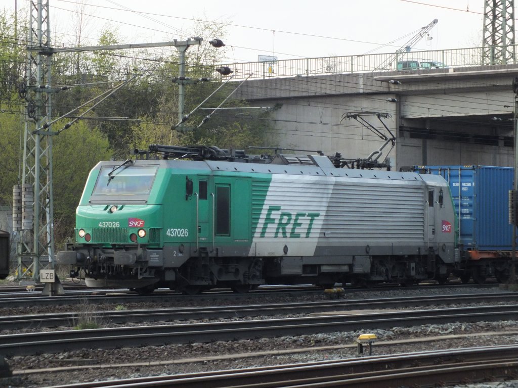 437026 der Fret mit einem KLV-Zug gen Sden (Fulda, 20.04.12)