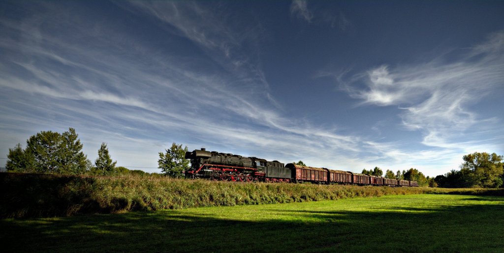 44 2546-8 Leichtes Spiel fr die 44er, mit dem kurzen Gterzug am Haken. Festgehalten kurz vor Immelborn. 08.10.10