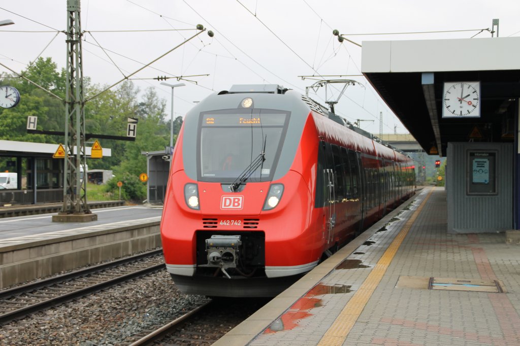 442 242 ist am 27.05.2013 als S 39627 aus Roth im Endbahnhof Feucht angekommen und wird gleich in den Ausweichstutzen wegsetzen um das Bahnsteiggleis fr die nchste S-Bahn frei zu machen. Am 26. & 27.05.13 kam es auf Grund von hohem Schadstand bei den Elloks der BR143 kurzfristig zu einem Einsatz eines ET442 auf der Nrnberger S2 um die Zugleistungen nicht ausfallen lassen zu mssen, blicher Weise verkehrt hier die BR143 mit X-Wagengarnituren.