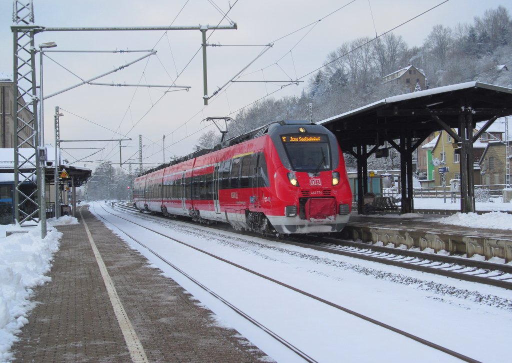 442 274 steht am 09. Februar 2013 als RE nach Jena Saalbahnhof auf Gleis 2 in Kronach.