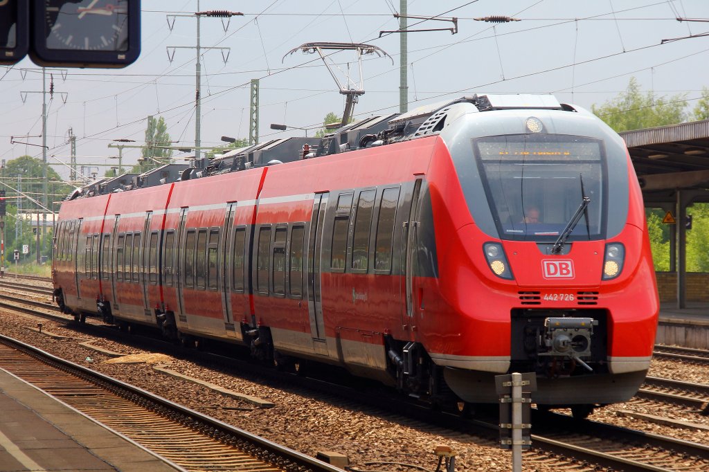 442 726 der S-Bahn Nrnberg am 06. Juni  2011 bei einem Zwischenstopp im Bahnhof Berlin Schnefeld Flughafen.  