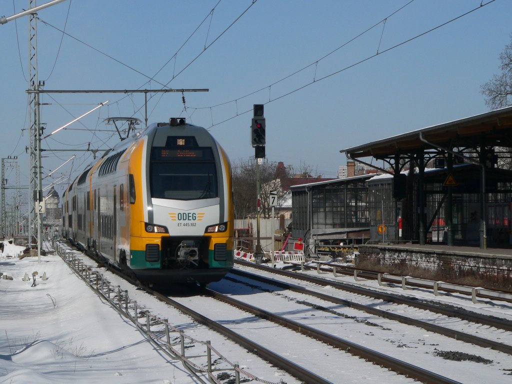 445 102 Richtung Cottbus durchquert den Bahnhof Karlshorst. +10 wäre wunderbar gewesen, wenns die Temperatur und nicht die Verspätung gewesen wäre. Eine unglaubliche Kältewelle hatte einige Auswirkungen auf den Bahnverkehr. 23.3.2013
