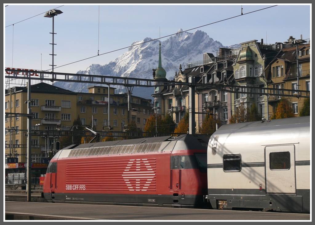 460 035-9 im Luzerner Hauptbahnhof vor dem Hausberg Pilatus. (22.10.2010)