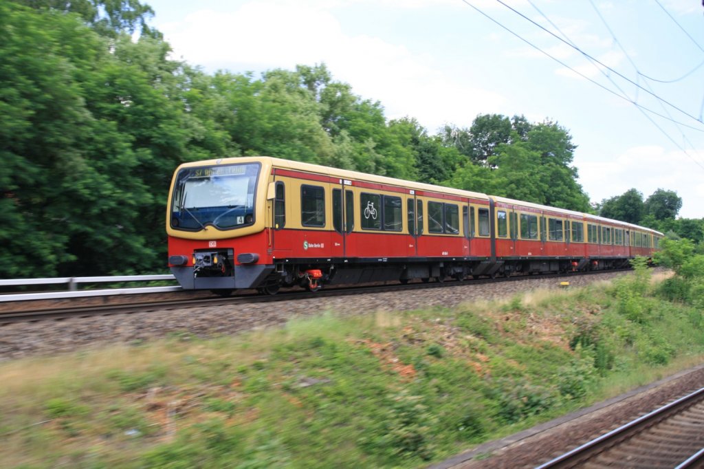 481 043 - 5 am 12.6.2011 hinter Abzw Kohlhaasenbrck und Wannsee, Richtung Wannsee. Aus dem Traditionszug.ev aufgenommen.