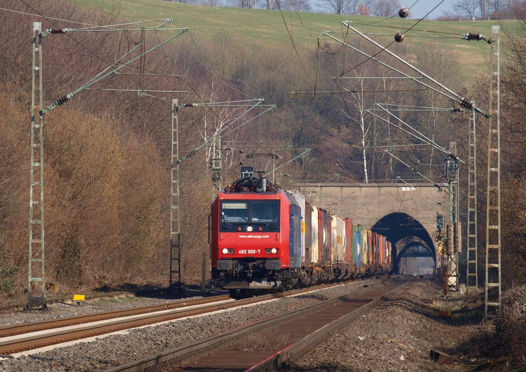 482 000-7 zieht am 03.03.2011 einen Containerzug aus Richtung Kln bei Eilendorf ber die KBS 480 nach Aachen West. 