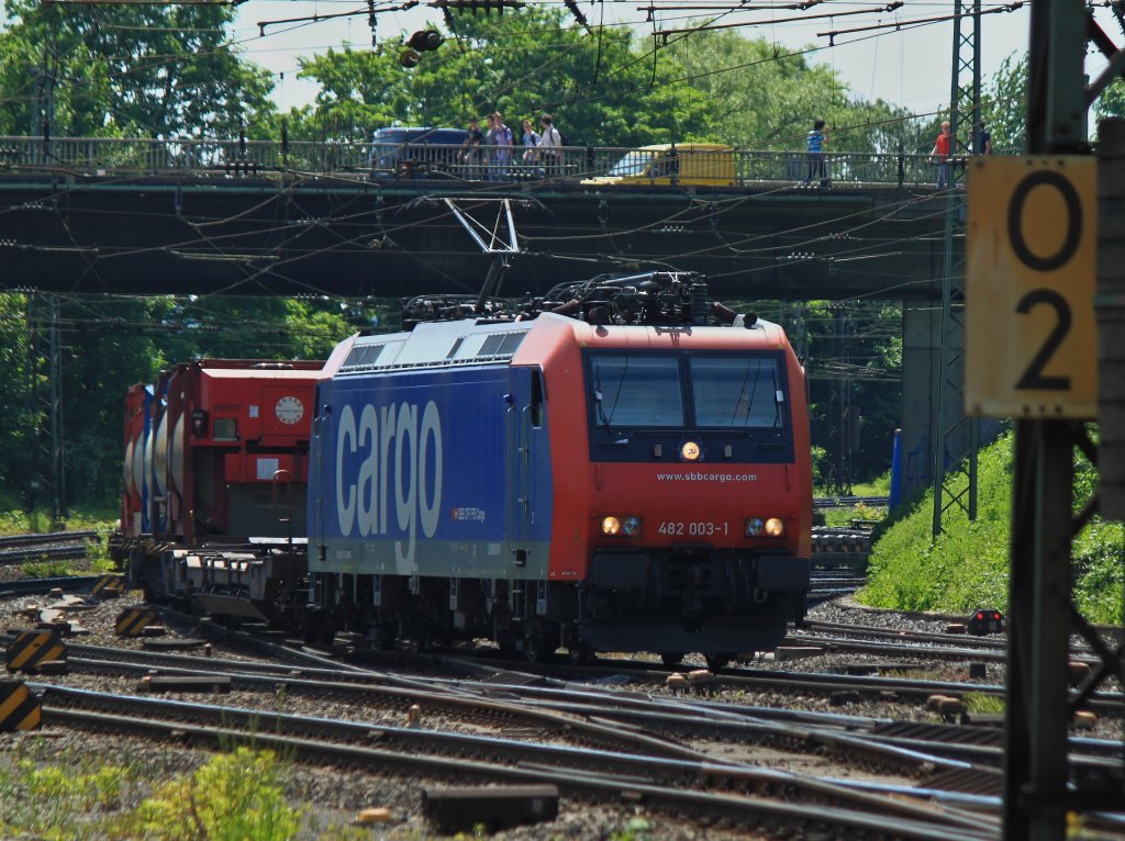 482 003-1 mit einem Containerzug am 25.05.2012 bei der Einfahrt in Aachen West unter der Brcke Turmstrasse.