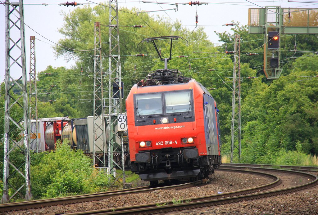482 006-4 und die 482 016-3 beide von SBB Cargo ziehen einen Containerzug aus Richtung Kln nach Aachen-West.
Aufgenommen kurz vor dem Burtscheider-Viadukt in Aachen bei Wolken am 20.7.2012.