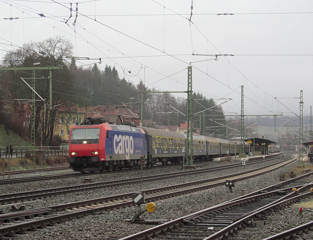 482 020-5 der SBB Cargo zieht am 05. Januar 2013 einen Sonderzug nach Nrnberg durch Kronach.