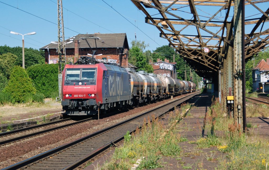 482 024 der SBB Cargo zieht am 27.06.10 einen Gterzug durch Leipzig-Leutzsch Richtung Grokorbetha.