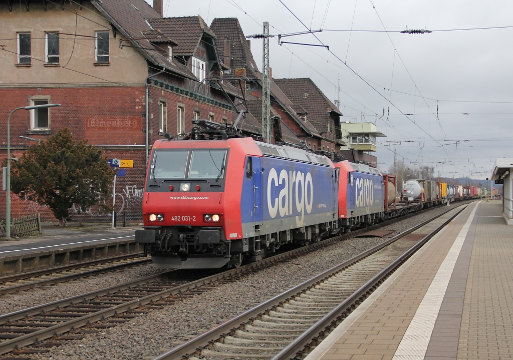 482 031-2 und 482 023-9 in Doppeltraktion vor KLV in Richtung Sden. Aufgenommen am 29.12.2012 in Eichenberg.