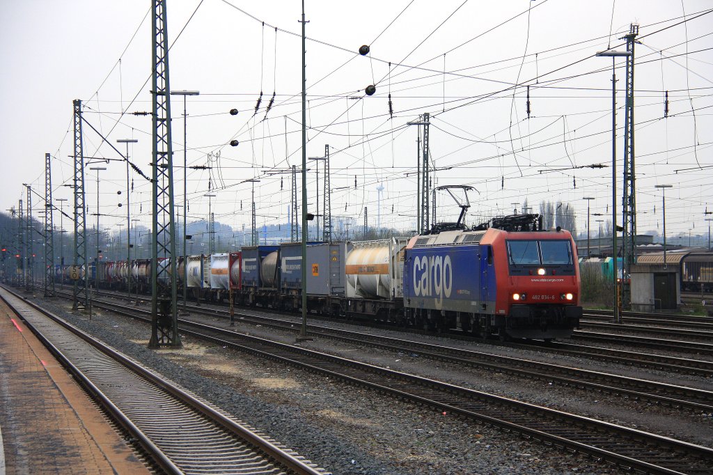 482 034-6  Duisburg  von der SBB Cargo steht in Aachen-West mit einem Containerzug und wartet auf die Abfahrt in Richtung Kln.
Aufgenommen vom Bahnsteig in Aachen-West bei Wolken am 3.4.2012.