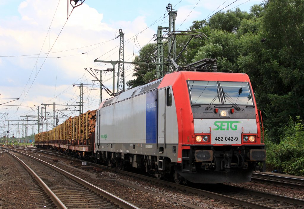 482 042-0 mit einem Holzzug am 31. Juli 2013 in HH-Harburg.