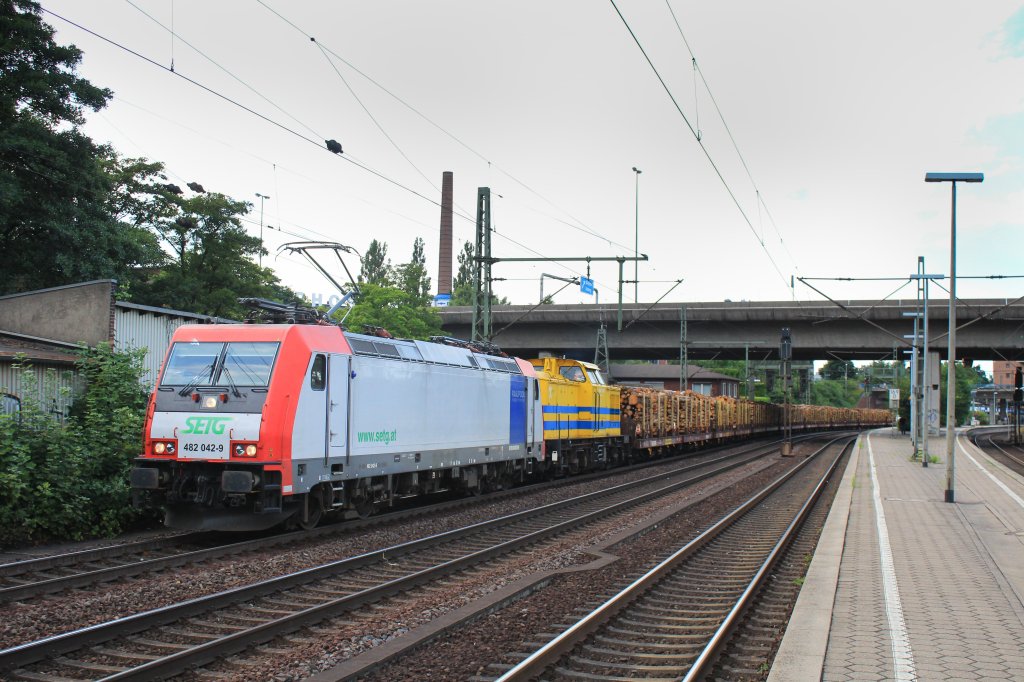 482 042-9 und 202 494-1 mit einem Holzzug am 31. Juli 2013 in HH-Harburg.