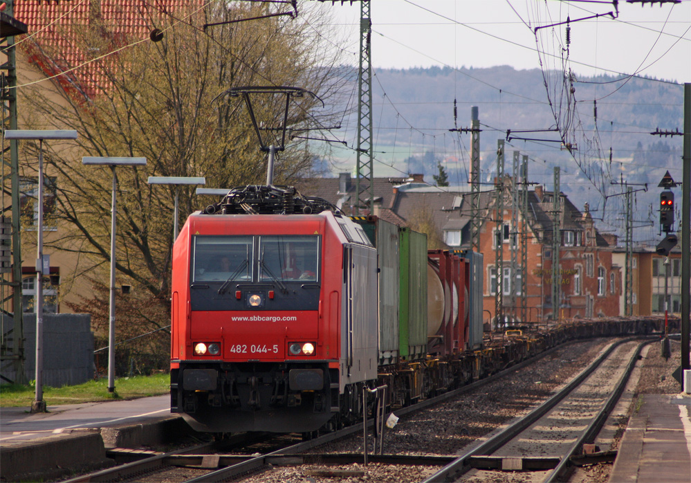 482 044-5 mit einem Gterzug Richtung Koblenz bei der Durchfahrt in Neuwied, 26.3.11