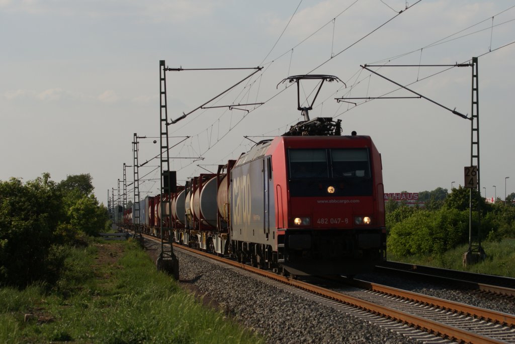 482 047-8 mit einem Containerzug in Neuss-Allerheiligen am 11.05.2011