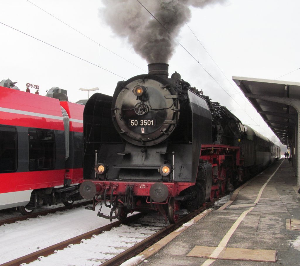 50 3501 steht am 08. Dezember 2012 mit einem Sonderzug aus Meiningen im Bahnhof Coburg.