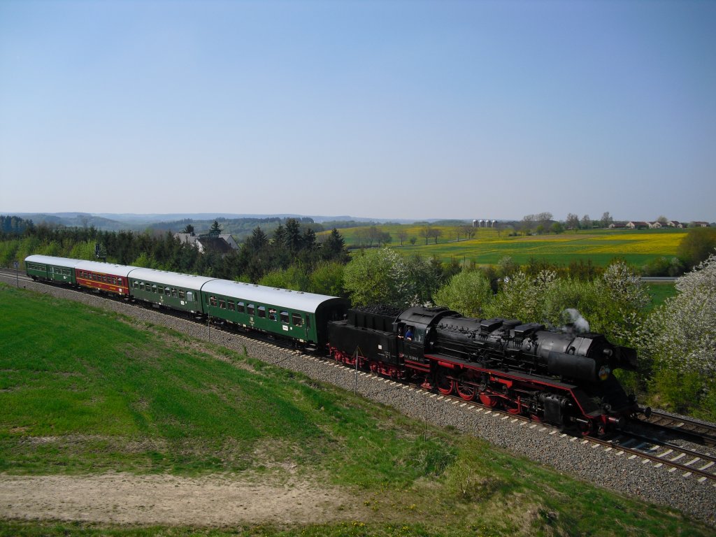 50 3616-5 war am 24.04.11 mit dem Sonderzug von Schwarzenberg nach Jocketa unterwegs. Hier bei der Rckfahrt von Jocketa nach Schwarzenberg in Fohsinn. 

