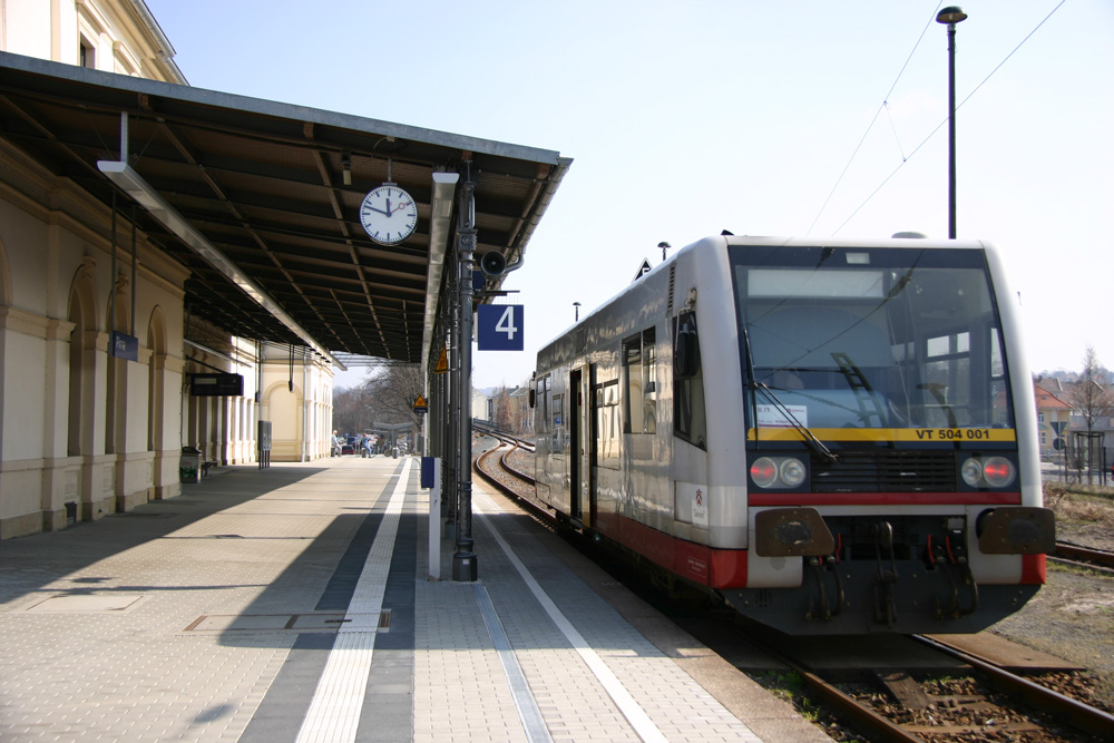504 001 wartet im Bahnhof Pirna auf Abfahrt nach Bad Schandau. 28.03.2012
