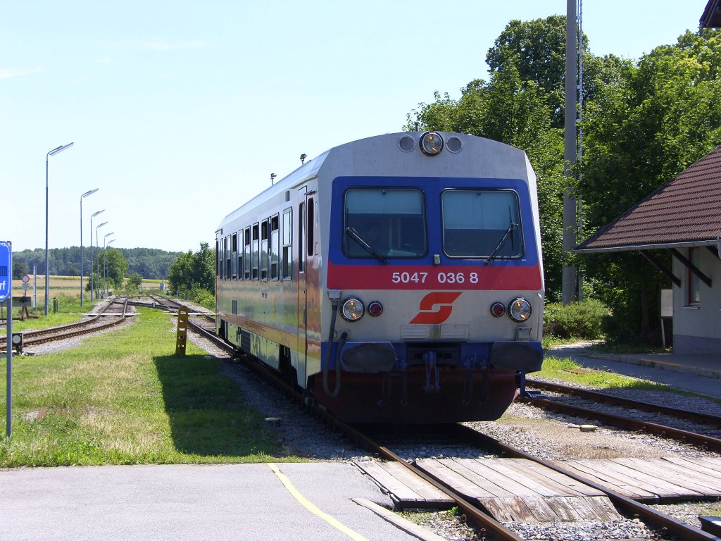 5047 036-8 als Regionalzug von Obersdorf nach Sulz Museumsdorf in Gro-Schweinbarth am 9.7.2010