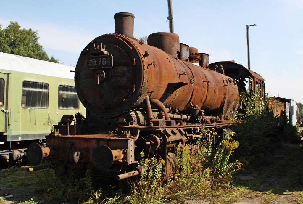 50.764 (ex CFL) am 16.09.2012 im Bw Falkenberg Oberer Bahnhof. Es handelt sich hier um einen rumnischen Nachbau der preischen G10 (BR 57). Die Lok gehrt zur Sammlung Falz und ist nur an bestimmten Tagen im Jahr zugnglich. 

