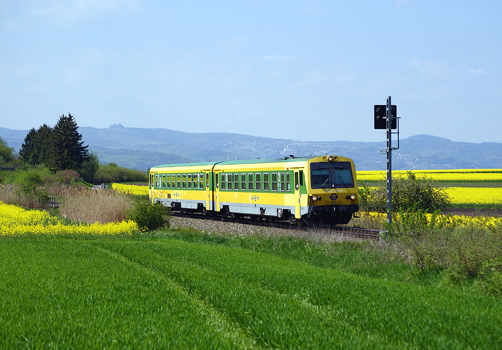 5147 511/512 der Raaberbahn/GySEV als R7719 von Wiener Neustadt Hbf nach Sopron. Loipersbach-Schattendorf, 28.04.2010