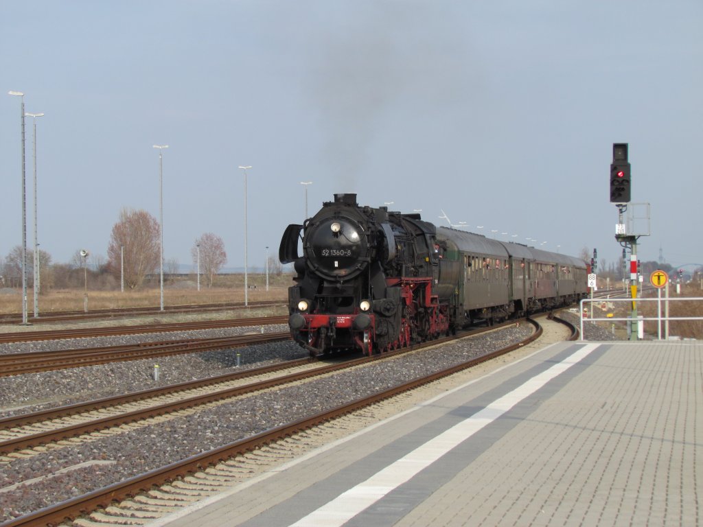 52 1360 8 bei der Einfahrt in Halberstadt mit einem Sonderzug am 21.04.2013