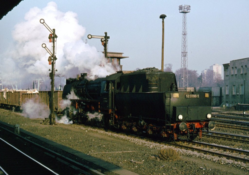 52 3796-1 Berlin Frankfurt Allee, Dezember 1977 setzt sich langsam mit ihrem Zug in Bewegung