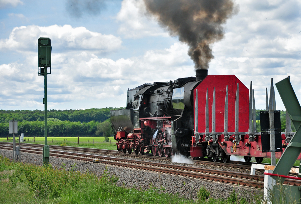 52 6106 mit Rungenwagen ackert eine leichte Steigung in Richtung Mechernich hinauf - Euskirchen-Wikirchen 18.05.2011