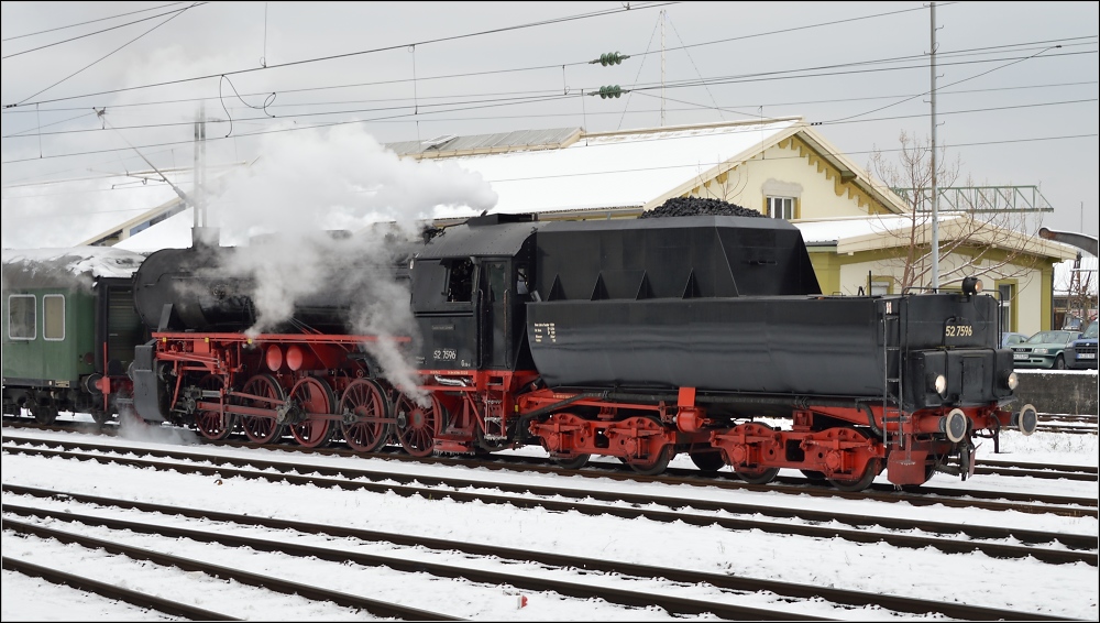 52 7596 der EFZ vor dem ehemaligen SBB-Güterschuppen in Konstanz. Dezember 2012.