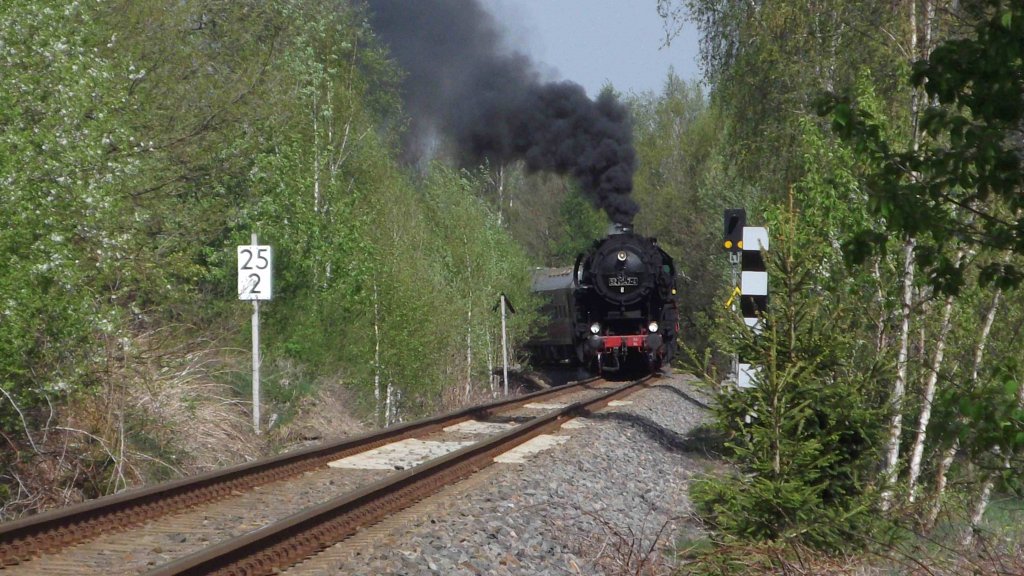 52 8047-7 fuhr am 23.04.11 mit dem Sonderzug von Nossen nach Falkenstein/V. Als Schublok fuhr 110 101-3. Das Bild zeigt den Zug in Rodewisch/V.

