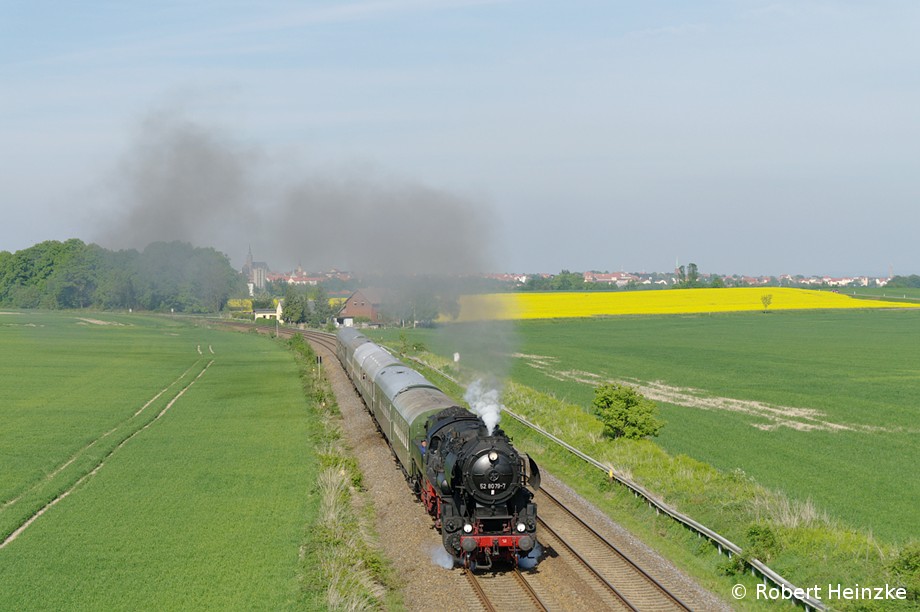 52 8079 mit dem Sonderzug nach Dresden hinter Bautzen am 08.05.2011