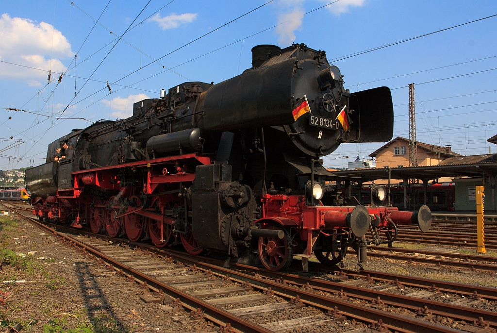 
52 8134-0 der Eisenbahnfreunde Betzdorf fährt am 24.04.2011 ins Südwestfälische Eisenbahnmuseum, Siegen.