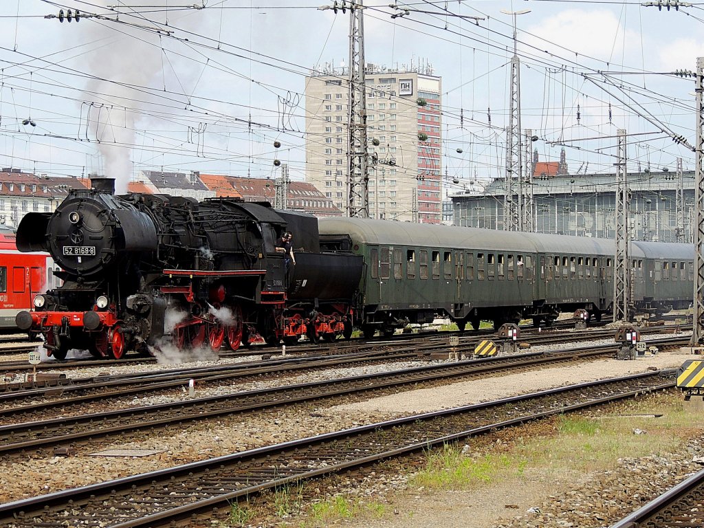 52 8168 schnaubt mit einem Dampfsonderzug aus dem Mnchener-Hauptbahnhof; 130607
