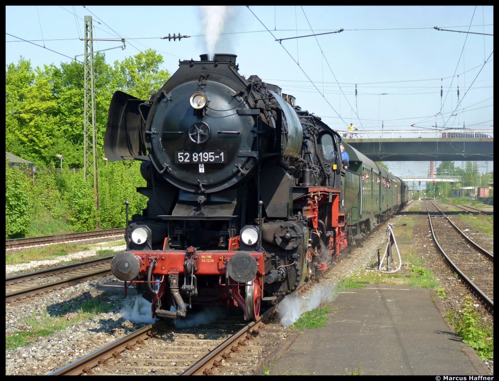 52 8195-1 der Frnkischen Museums-Eisenbahn e.V. Nrnberg (FME) bei der Scheinanfahrt in Forchheim mit dem  Osterexpress ins Wiesenttal  am 24. April 2011.