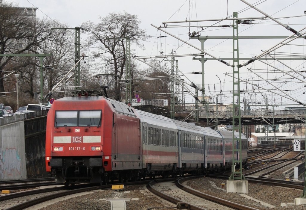 5.2.2013 Dresden Hbf. EC 175 Hamburg - Budapest bei der Einfahrt.