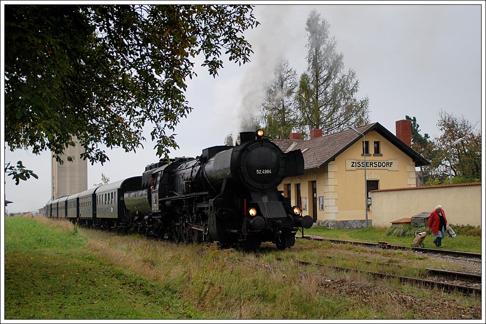 52.4984 mit ihrem Fotosonderzug R 16612 von Retz nach Drosendorf am 22.10.2009 beim Halt in Zissersdorf.