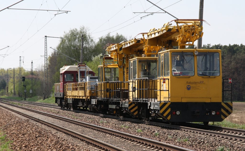 5.5.2013 Rdnitz. Arbeitszug mit 107 018 und Mehrzweck-Gleisarbeitsfahrzeugen MZA  DR von Railsystems RP GmbH Richtung Berlin.
