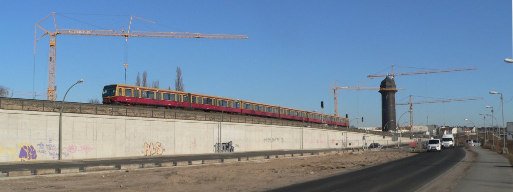 6-Wagen-Zug auf der Ringbahn, im Hinter- und Vordergrund lsst sich die Bauttigkeit am Ostkreuz erkennen. 7.3.2011