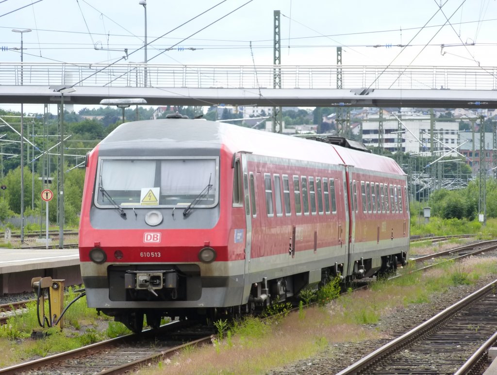 610 513 steht hier im Hofer Hbf auf Gleis 7, 26.Juni 2013.