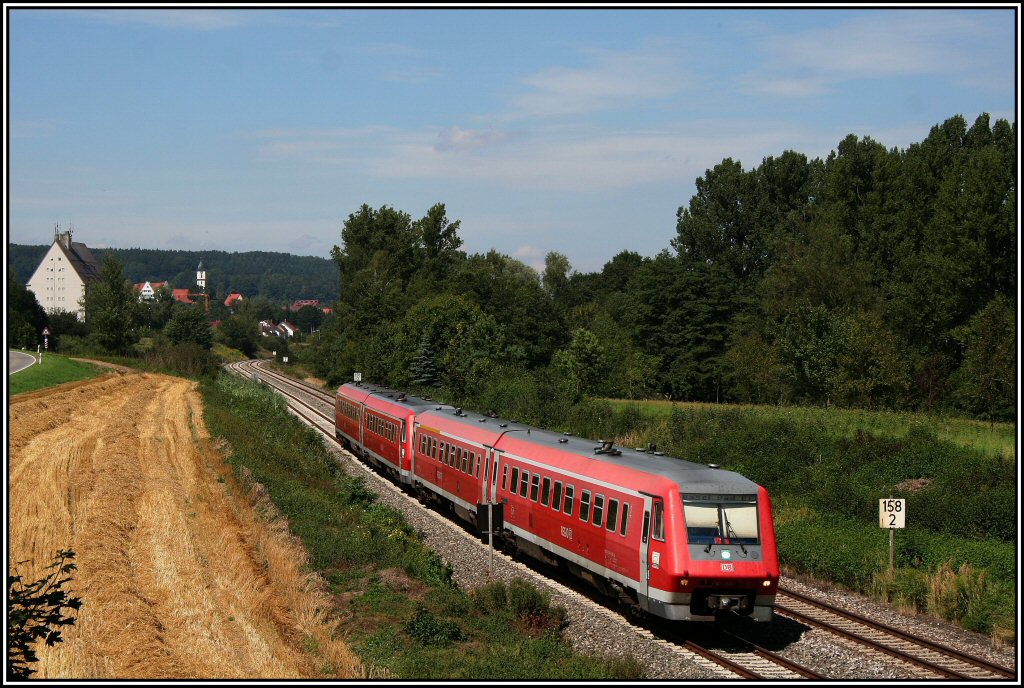 611 001 und ein weiterer Triebwagen der Bauserie fahren aus Aulendorf heraus, 22.08.10