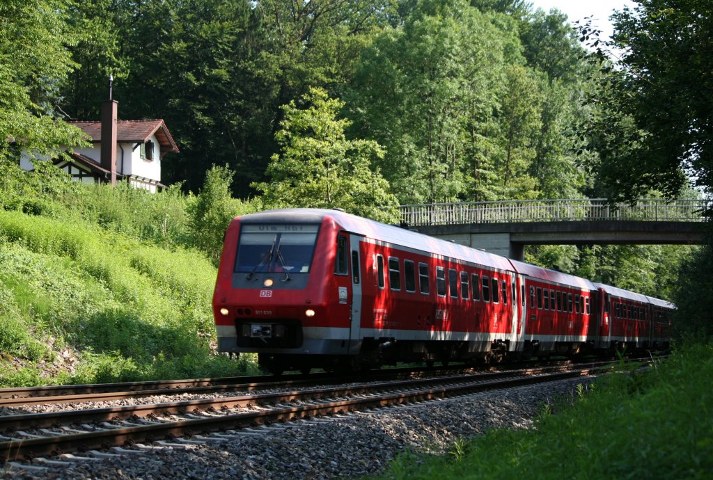 611 038 und ein weiterer Triebwagen der Baureihe setzten ihren Weg Richtung Ulm nach der Durchfahrt durch Meckenbeuren fort, 05.07.10